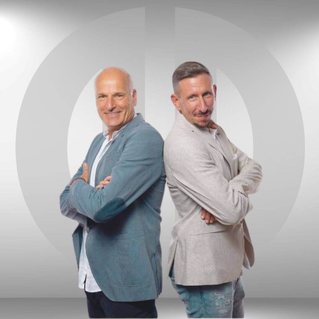 NLP Ausbildungen Zwei Männer in Sakko mit dem Rücken zu einander links Andreas R. Mosler und rechts Nico Villhard